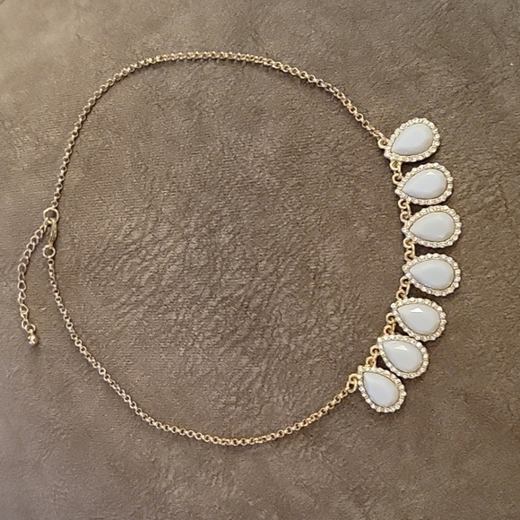 3/$30 Vtg Light Gray Rhinestone Rimmed Teardrops Chain Necklace - Picture 2 of 7